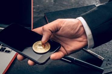 Onde comprar criptomoedas homem com moeda digital na mão