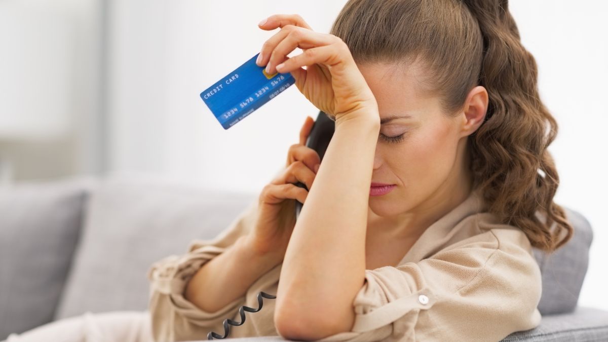 Mulher preocupada com IOF do cartão de crédito