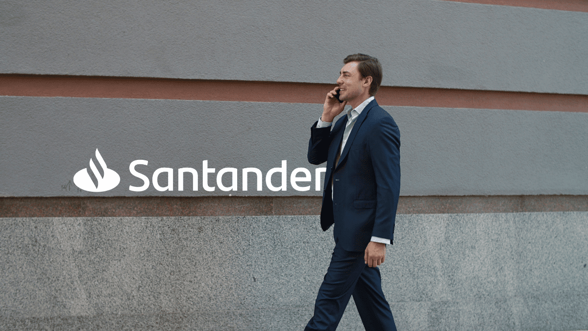 Imagem de um homem branco de terno falando ao celular. Ao lado dele está o logo do Santander.