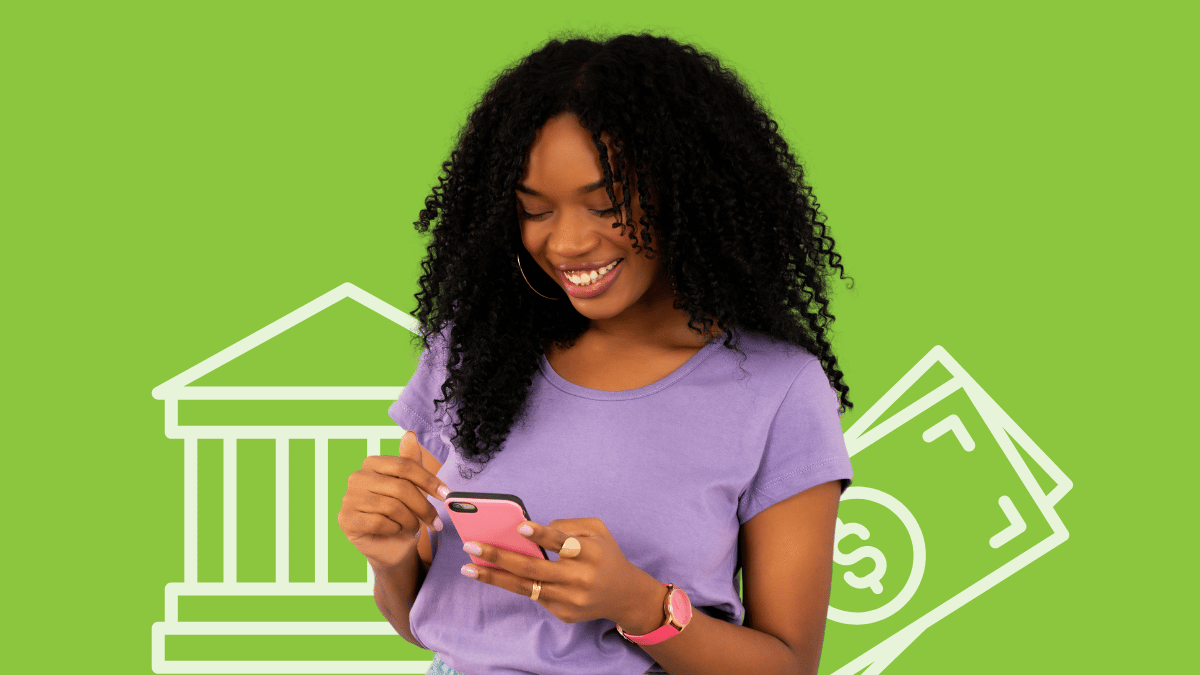 Imagem de uma menina negra sorrindo e usando um celular sob a cor de um fundo verde.