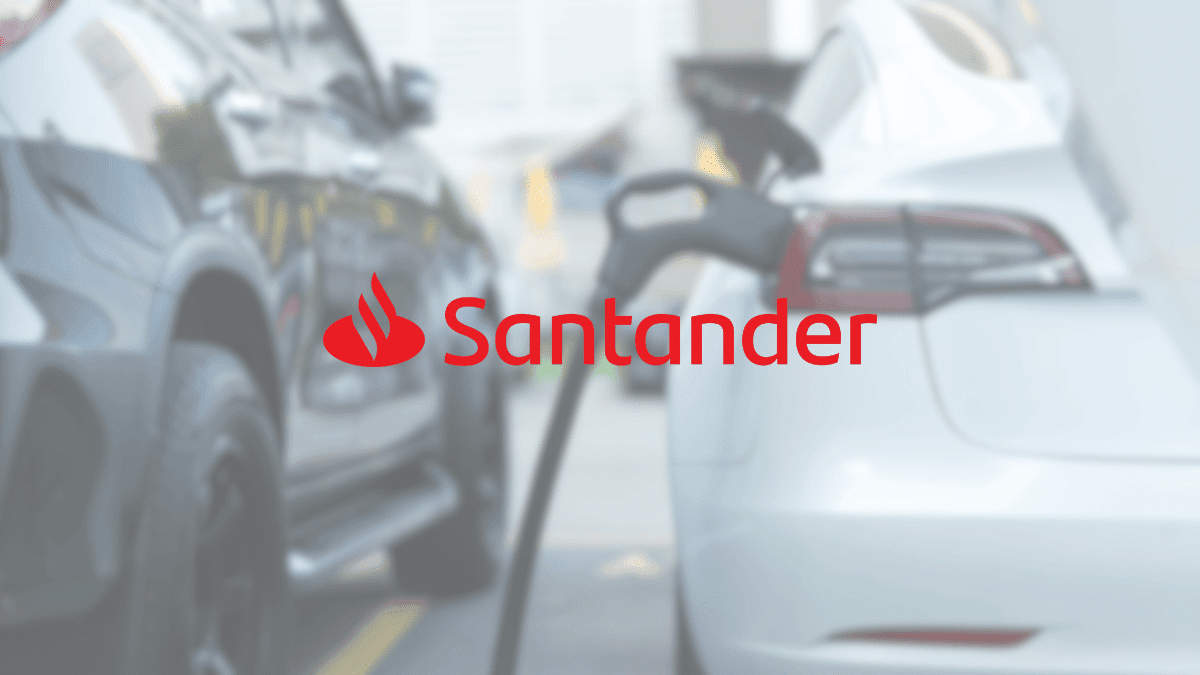 Imagem de dois carros elétricos um do lado do outro carregando a bateria. O logo do Santander está ao centro da imagem.
